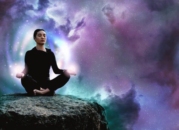 full-shot-woman-meditating-rock